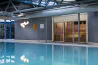 Swimming Pool Radisson RED Hotel London Heathrow