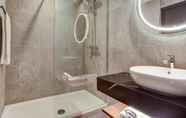 In-room Bathroom 7 Radisson RED Hotel London Heathrow