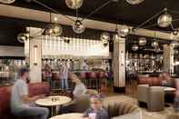 Quầy bar, cafe và phòng lounge Radisson RED Hotel London Heathrow