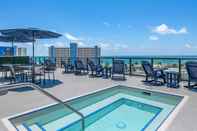 Swimming Pool Cambria Hotel St Petersburg-Madeira Beach Marina