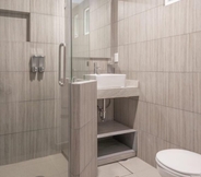 In-room Bathroom 2 JUUB Newly Renovated cozy apt w/terrace at La Roma