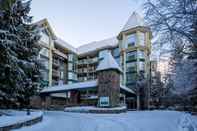 Exterior Woodrun Lodge by Whistler Premier