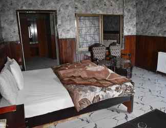 Phòng ngủ 2 Al-Qamar Hotel Murree