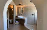 In-room Bathroom 5 Villa Beltramo