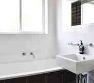 Toilet Kamar 7 Light And Airy 2 Bedroom North Bondi Apartment
