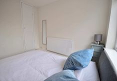 Others 2 Lovely Modern Flat with Parking Near Airbus, Uwe, MOD