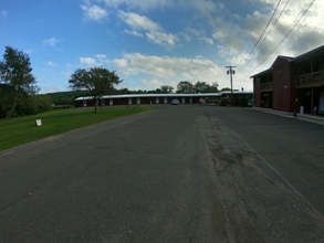 Exterior 4 Copper Lantern Motor Lodge