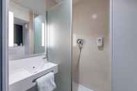Phòng tắm bên trong B&B Hotel St Denis Porte De Paris