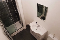 In-room Bathroom Raeburn