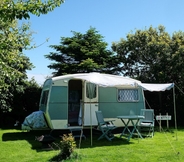 Common Space 5 Kitty Unique 60s Caravan set in Pretty Garden