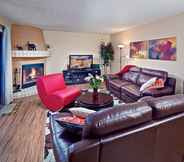 Common Space 7 Tempe Escape · Prime Location, Sparkling Pool, Bbq, Tennis Court