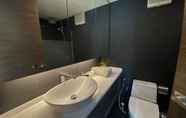 Toilet Kamar 4 Shipping Container Hotel @ One-North