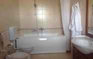 Toilet Kamar 3 Beautiful 2-bed House in Casarano