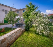 Exterior 2 Stone house Furlani with a lovely garden