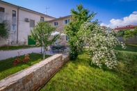 Exterior Stone house Furlani with a lovely garden