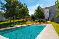 Swimming Pool Stone house Furlani with a lovely garden