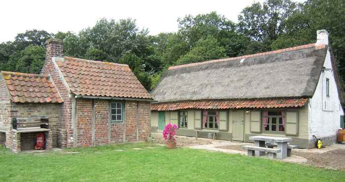 Exterior Snug, Authentic Farm House With Trampoline and Table Tennis, Peaceful