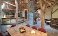 Restaurant 2 Spacious Holiday Home in Wellerlooi With Private Garden