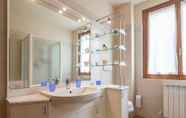 Toilet Kamar 2 Luring Villa in Tuscany Hills With Barbecue