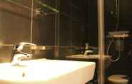 In-room Bathroom 4 Peacefule Holiday Home for 2 People in Heiloo near Egmond