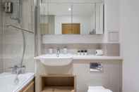 Toilet Kamar The Hoxton Apartments