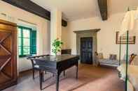 Ruang untuk Umum Charming Historic Residence From the 1500s