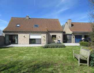 Bangunan 2 Sun-kissed Villa in Diksmuide With Garden, Terrace, Sauna