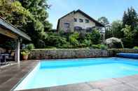 สระว่ายน้ำ Peaceful Holiday Home in Nonceveux With Swimming Pool, BBQ