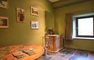 Kamar Tidur 5 Lovely Holiday Home in Mettet With Garden