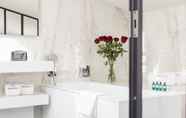 In-room Bathroom 6 Villas Foch