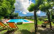 Kolam Renang 4 Plush Farmhouse in Bacchereto With Swimming Pool