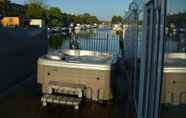 Common Space 4 Beautiful Houseboat Terrace,jacuzzi,private Parking Bicycles 4 km From the Beach