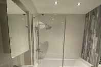 In-room Bathroom Aaron Wise - 17 Fitzhamon Apartments