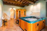 Entertainment Facility Farmhouse in Perugia with Hot Tub, Swimming Pool, Garden, BBQ