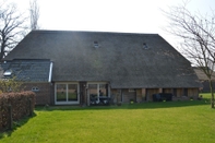 Exterior Staying in a Thatched Barn With Bedroom and box Bed, Beautiful View, Achterhoek