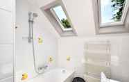 Toilet Kamar 2 Charming Holiday Home in Marcourt With Garden and Terrace