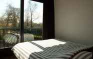 Kamar Tidur 4 Charming Apartment in Langweer With Jetty