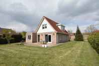 Exterior Spacious Holiday Home in Zeewolde With a Large Garden