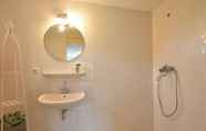 In-room Bathroom 5 Spacious Holiday Home in Zeewolde With a Large Garden