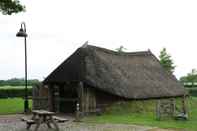 Bangunan Wooden Tree Trunk Bungalow at Fish Pond in Hoge Hexel, Optional With hot tub