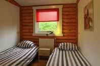 Bedroom Wooden Tree Trunk Bungalow at Fish Pond in Hoge Hexel, Optional With hot tub