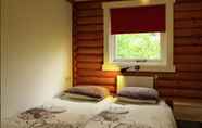 Kamar Tidur 4 Wooden Tree Trunk Bungalow at Fish Pond in Hoge Hexel, Optional With hot tub