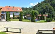 Bangunan 7 Holiday Farm Situated Next to the Kellerwald-edersee National Park With a Sunbathing Lawn