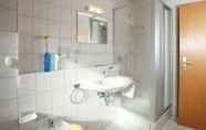 Toilet Kamar 5 Simplistic Apartment in Bad Durrheim With Garden & Balcony