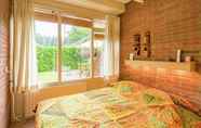 Phòng ngủ 5 Cozy Holiday Home with Hot Tub in Lauwersoog by Lake