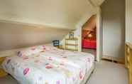 Kamar Tidur 2 Cozy Holiday Home with Hot Tub in Lauwersoog by Lake