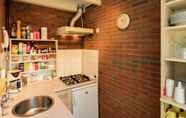 Kamar Tidur 6 Cozy Holiday Home with Hot Tub in Lauwersoog by Lake