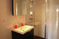 Toilet Kamar Holiday Home in Langweer With Infrared Sauna