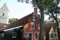 Bangunan Beautiful Dune Villa With Thatched Roof on Ameland, 800 Meters From the Beach