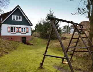 Bangunan 2 Beautiful Dune Villa With Thatched Roof on Ameland, 800 Meters From the Beach